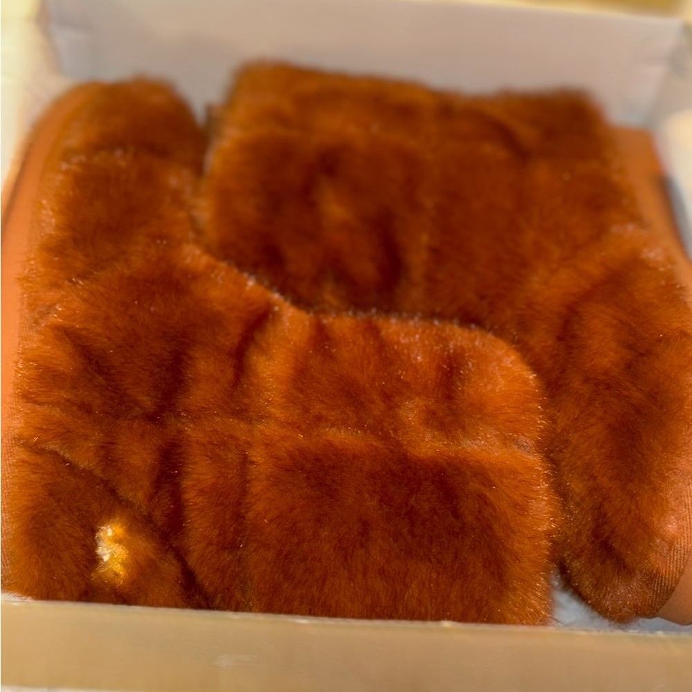 Michael Kors elegant  Faux Fur Boots in Warm Luggage color 8 with MK logo BNWT